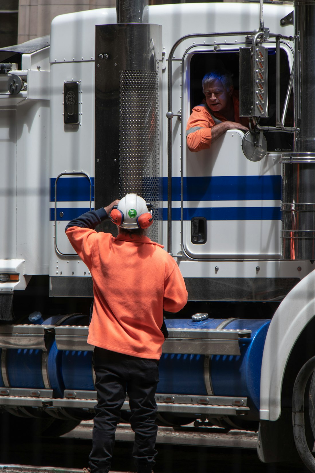 Caminhão diesel e motorista em serviço